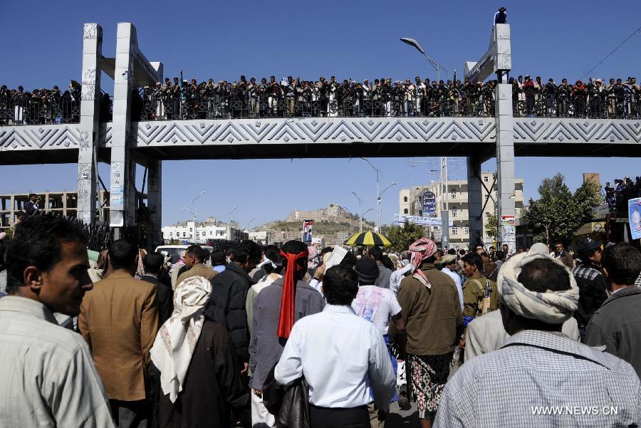 Demonstrators walk on a street during a protest in Sanaa, capital of Yemen, Dec. 25, 2011. [Xinhua]
