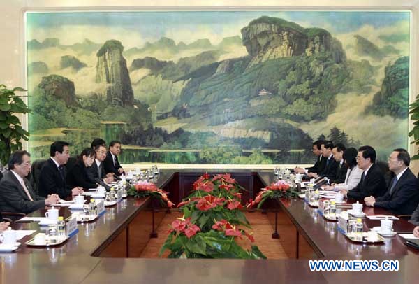 Chinese President Hu Jintao (2nd R) meets with Japanese Prime Minister Yoshihiko Noda (2nd L) in Beijing, capital of China, Dec. 26, 2011. [Ding Lin/Xinhua] 