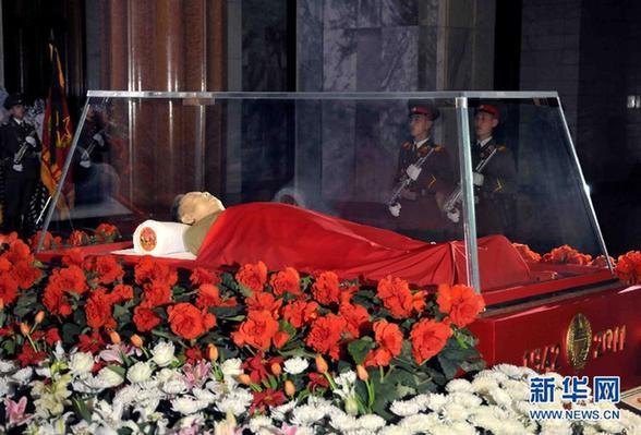 In this photo released by the Democratic People's Republic of Korea (DPRK)'s official KCNA news agency, the body of DPRK's top leader Kim Jong Il lies in the bier at the Kumsusan Memorial in Pyongyang, DPRK, Dec. 20, 2011. [Xinhua/KCNA] 