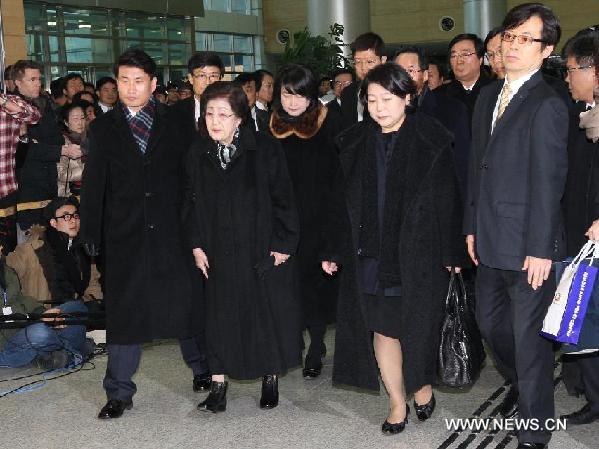 Lee Hee-Ho (2nd L, front), the widow of the late former South Korea's president Kim Dae-jung, and Hyun Jeong-Eun (2nd R, front), the wife of Hyundai Group's late chairman Chung Mong-hun, leave the customs, immigration and quarantine office (CIQ) in Paju, South Korea, before heading to the Democratic People's Republic of Korea (DPRK)'s capital Pyongyang, Dec. 26, 2011.