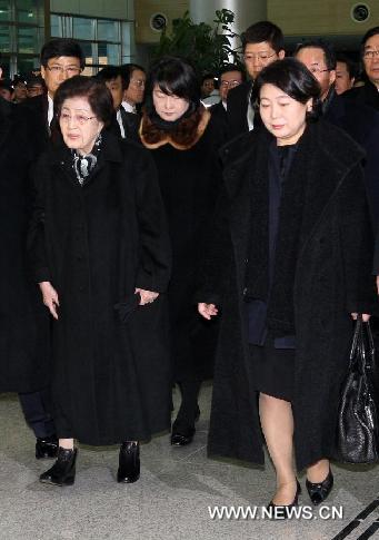 Lee Hee-Ho (front, L), the widow of the late former South Korea's president Kim Dae-jung, and Hyun Jeong-Eun (front, R), the wife of Hyundai Group's late chairman Chung Mong-hun, leave the customs, immigration and quarantine office (CIQ) in Paju, South Korea, before heading to the Democratic People's Republic of Korea (DPRK)'s capital Pyongyang, Dec. 26, 2011. [Park Jin Hee/Xinhua] 