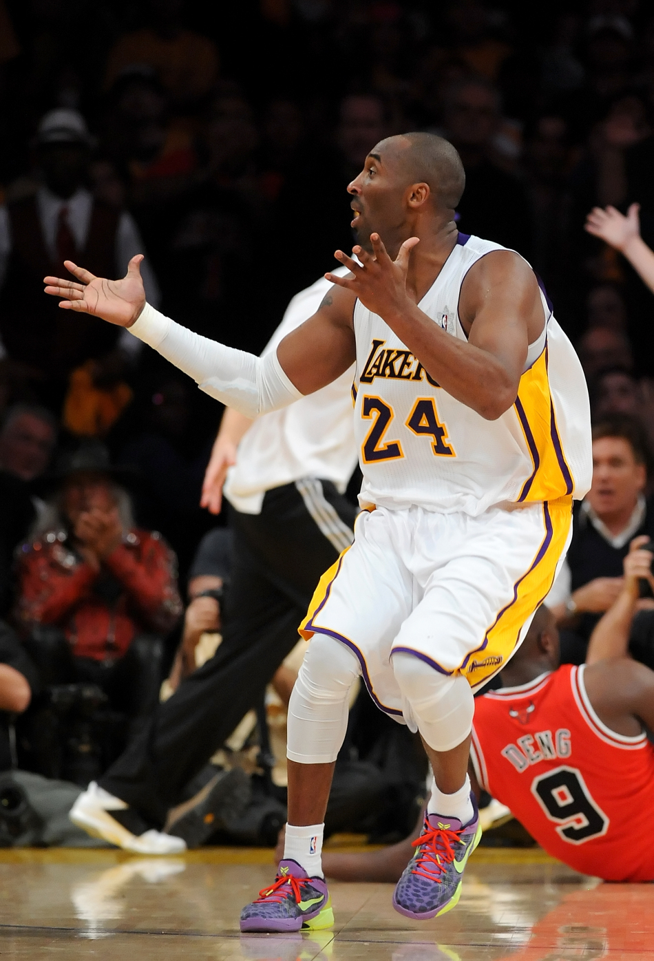 Kobe Bryant of the Los Angeles Lakers reacts during the game against the Chicago Bulls at Staples Center on December 25, 2011 in Los Angeles, California. [Source: Sina.com]