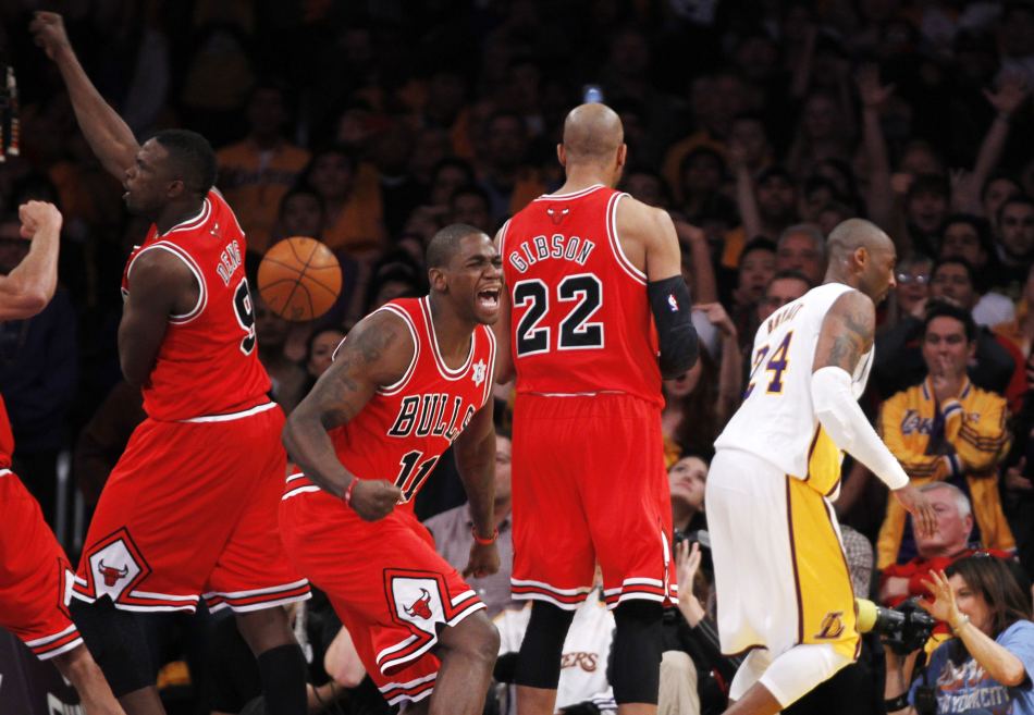 Chicago Bulls' Luol Deng, Taj Gibson and Ronnie Brewer celebrate as time runs out, while Los Angeles Lakers' Kobe Bryant look on during an NBA basketball game Sunday, Dec. 25, 2011, in Los Angeles. [Source:Sina.com]