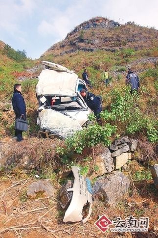 An overloaded van taking 12 students home plunged into a 60-meter deep valley in rural southwest China on Saturday.[Photo/yunnan.cn]