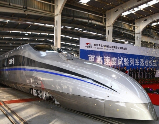 China&apos;s largest rail vehicle maker, CSR Corp. Ltd, over the weekend launched its first test train that features speeds reaching up to 500 km per hour.[Photo/Xinhua]