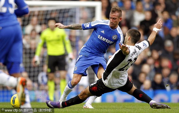 Chelsea's Raul Meireles (L) vies for ball with Fulham's Clint Dempsey (R) during their English Premier League soccer match at London, Britain, 26 December 2011. 