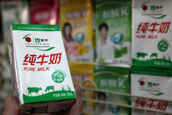 A batch of milk produced by Mengniu Group has tested to have excessive aflatoxin, a cancer-causing substance, over the weekend. [Photo/China Daily]