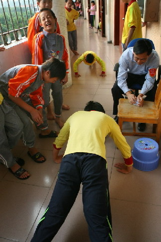 China has launched a one-year inter-agency national campaign aiming to return most street children home, according to the Ministry of Civil Affairs (MCA).[Photo/Guangzhou Daily]