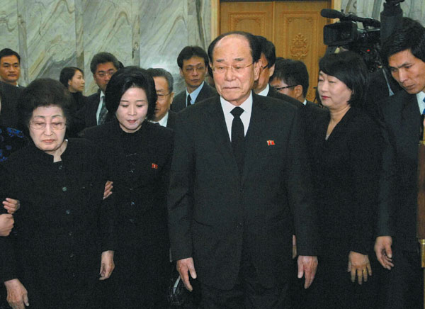 President of the Presidium of the Supreme People's Assembly of the Democratic People's Republic of Korea (DPRK) Kim Yong-nam (center) greets Lee Hee-ho (left), the Republic of Korea's (ROK) former first lady and widow of late ROK president Kim Dae-jung, in Pyongyang on Tuesday, after Lee paid her respects to deceased DPRK leader Kim Jong-il.[Photo/KCNA via Reuters] 