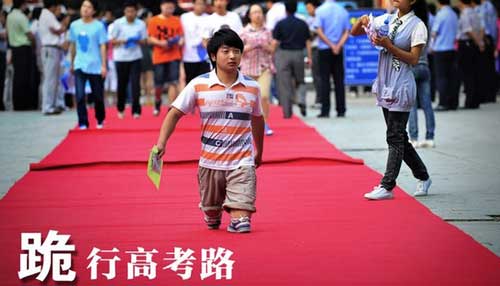 On June 7, 2011, Li Wei, at a height of only 1.2 meters, walking on his amputated shanks, with his head held high, and 'walked' on the red carpet to attend the 2011 national college entrance examination. [File photo] 2011年6月7日，一个身高只有1.2米的无脚考生踏着红毯，昂首“跪行”走向高考考场——他的名字叫李卫。