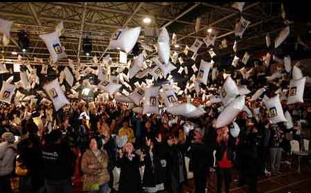 A whirlwind of pillows bearing the names of bosses and teachers filled the air as hundreds of Chinese gathered to blow off stress in Shanghai, staging a massive pillow battle. [File photo]