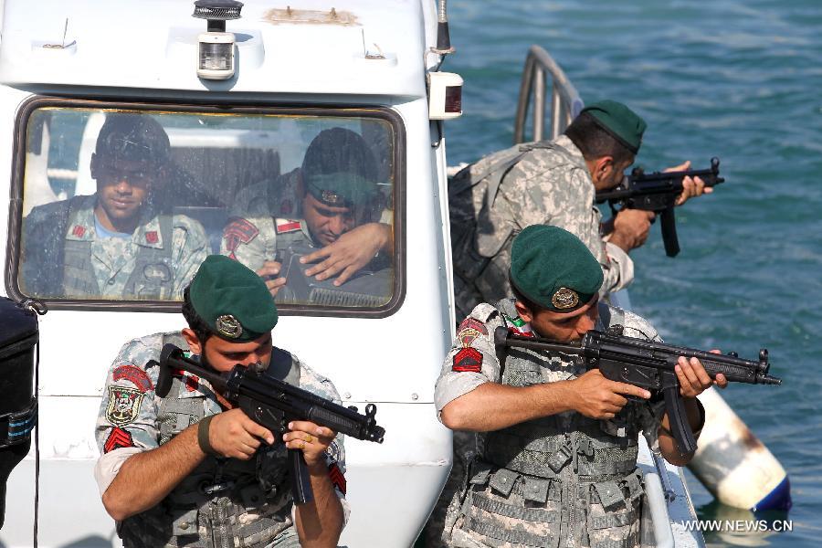 Soldiers attend Iranian naval maneuvers dubbed Velayat 90 on the Sea of Oman, Iran, Dec. 28, 2011. [Ali Mohammadi/Xinhua]