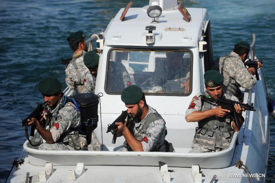 Soldiers attend Iranian naval maneuvers dubbed Velayat 90 on the Sea of Oman, Iran, Dec. 28, 2011. [Ali Mohammadi/Xinhua]