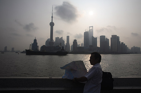 Shanghai Environmental Protection Bureau said last week that they will try hard to publish a 'daily report' of the PM 2.5 density to citizens from next year. [File photo] 