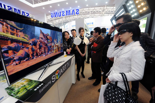 A 3-D TV attracts visitors at the 12th China (Tianjin) Information Technology Expo in Tianjin, North China, on Nov 11. [Photo / Xinhua]