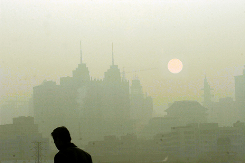 In winter, the most polluted season, Lanzhou is typically shrouded in a haze. [File photo] 