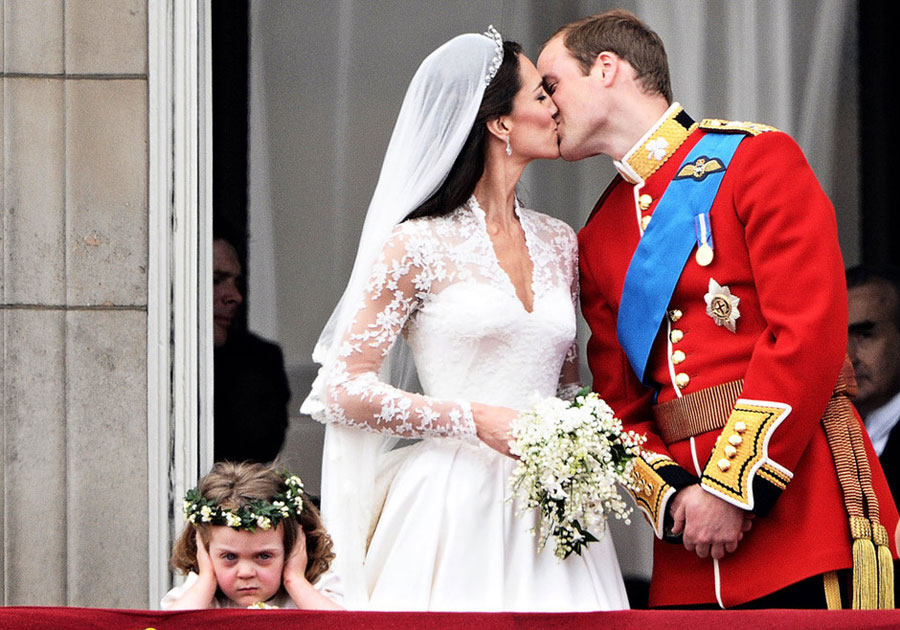 Their Royal Highnesses Prince William, Duke of Cambridge and Catherine, Duchess of Cambridge celebrate their marriage by kissing on the balcony at Buckingham Palace on April 29, 2011 in London, England. [Xinhua] 