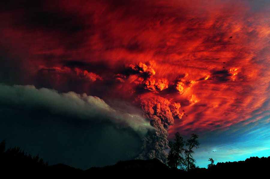 A view of the ash plume above the Puyehue-Cordon Caulle volcano chain near Entrelagos on June 5, 2011. The volcano in the Puyehue-Cordon Caulle chain, dormant for decades, erupted in south-central Chile on June 4, belching ash more than six miles (10 km) into the sky. Winds fanned the ash toward neighboring Argentina, prompting the government to evacuate several thousand residents. [Xinhua]