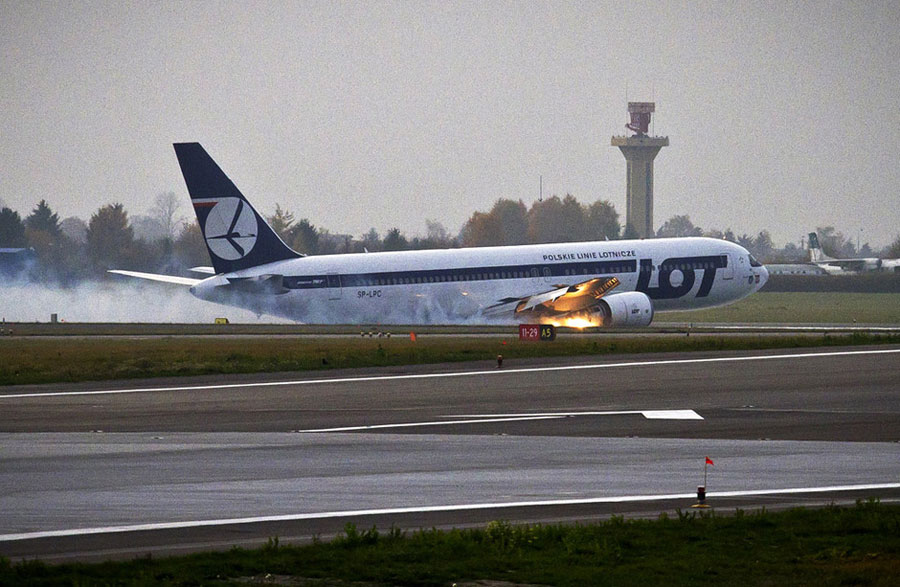 Boeing 767 of LOT Polish Airlines makes an emergency landing at Warsaw's Frederic Chopin International Airport on Nov. 1, 2011, after experiencing landing-gear trouble. The plane was en route from Newark, N.J., with 231 people on board. [Xinhua] 