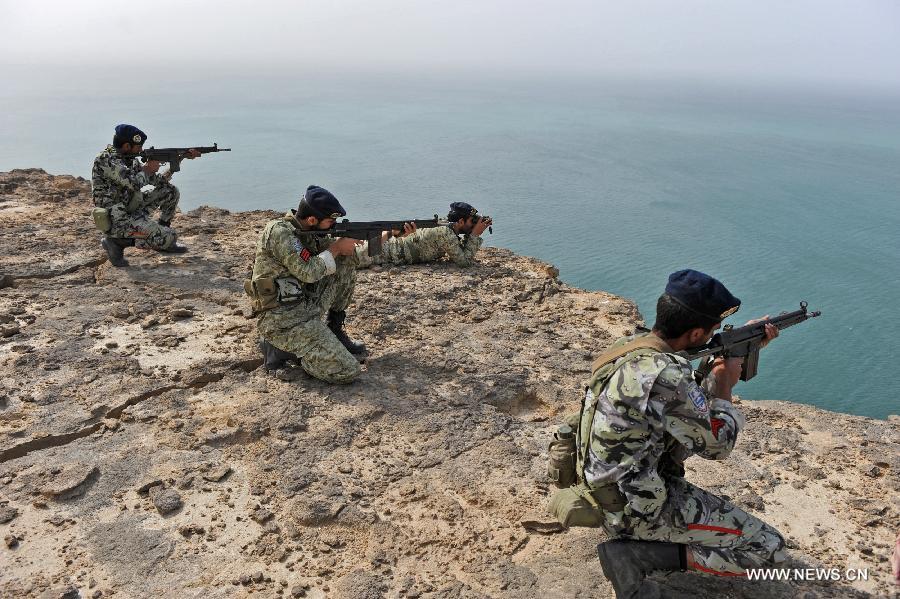  Iranian soldiers attend naval maneuvers dubbed Velayat 90 on the Sea of Oman, Iran, Dec. 30, 2011. [Ali Mohammadi/Xinhua]