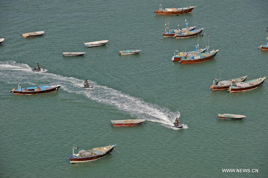 Military speedboats are seen during Iranian naval maneuvers dubbed Velayat 90 on the Sea of Oman, Iran, Dec. 30, 2011. [Ali Mohammadi/Xinhua] 