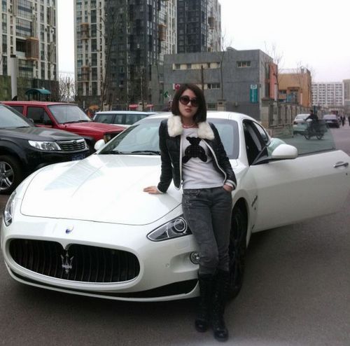 Guo Meimei and her luxury sports car [Photo/travel.xitek.com]