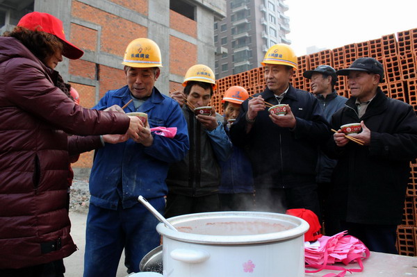 Workers have Laba rice porridge at a construction site in Hefei, East China's Anhui province, Jan 1, 2012.