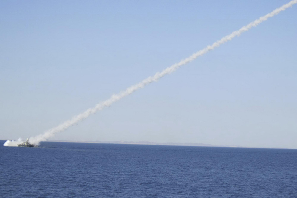 A new medium-range missile is fired from a naval ship during Velayat-90 war game on Sea of Oman near the Strait of Hormuz in southern Iran, Jan 1, 2012. [China Daily] 