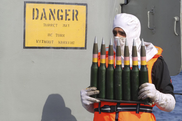 A military personnel carries ammunition on a naval ship during Velayat-90 war game on Sea of Oman near the Strait of Hormuz in southern Iran, Dec 31, 2011. [China Daily] 