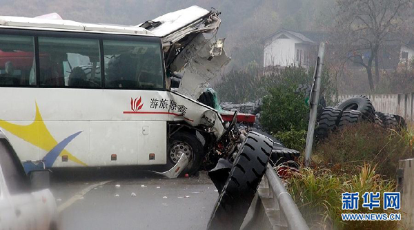 Thirteen people died and 41 others were injured, including nine seriously, when a heavy-duty truck collided with a coach in Hunan Province Tuesday morning.