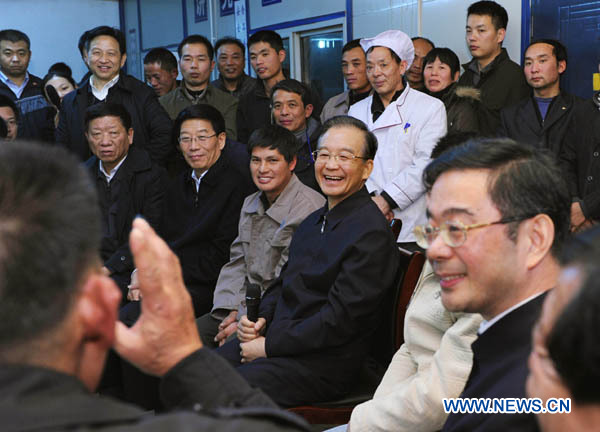 Premier Wen Jiabao (C) visits rural migrant workers in a construction site in Xiangtan, Hunan Province, Jan. 1, 2012. Wen made an inspection tour in Hunan's Xiangtan City and Zhuzhou City on Jan. 1 and 2.
