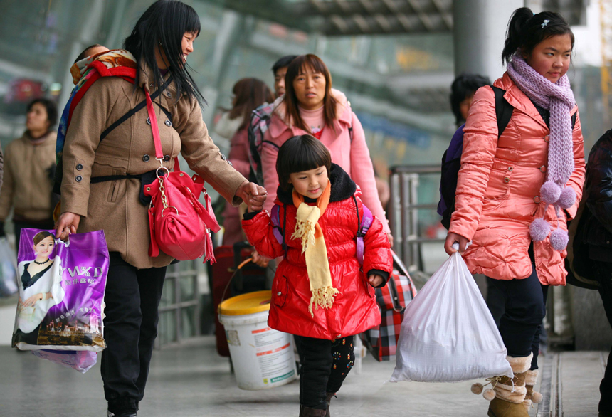 Spring Festival, or Chinese Lunar New Year, which this year falls on Jan. 23, is traditionally the time when millions of Chinese rush home for family reunions and celebrations. This picture shows people getting to grips with luggage and logistics during peak travel time in Nanjing, Jiangsu Province, on Jan. 3. [Xinhua photo]