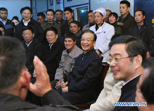 Chinese Premier Wen Jiabao (C) visits rural migrant workers in a construction site in Xiangtan, central China's Hunan Province, Jan. 1, 2012. Wen made an inspection tour in Hunan's Xiangtan City and Zhuzhou City on Jan. 1 and 2. 