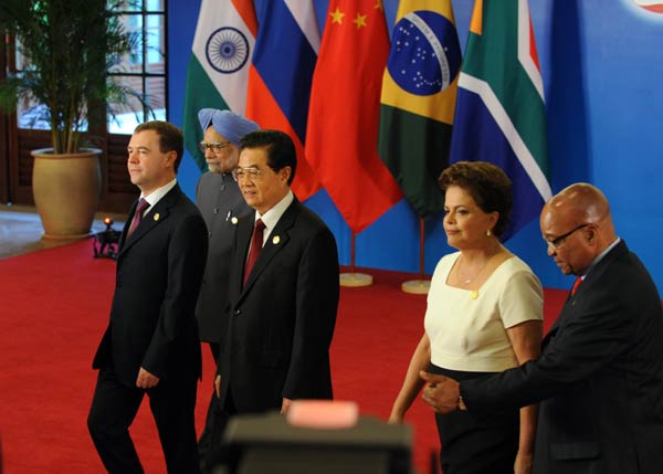 Chinese President Hu Jintao (C), Brazilian President Dilma Rousseff (2nd R), Russian President Dmitry Medvedev (2nd L), Indian Prime Minister Manmohan Singh (1st L) and South African President Jacob Zuma (1st R) attend the BRICS Summit in Sanya, south China's Hainan Province, April 14, 2011. [Li Xueren/Xinhua] 