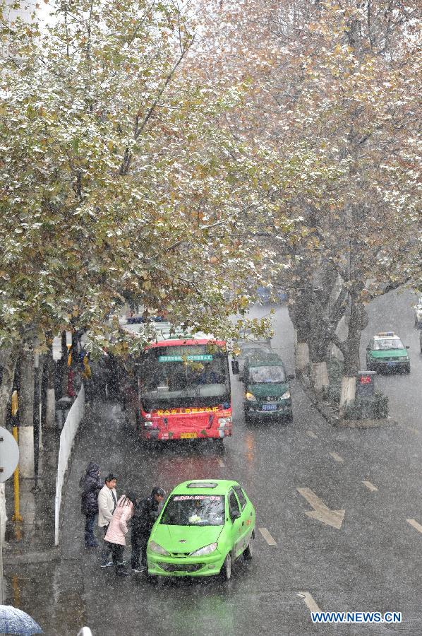 Several passengers take a taxi as a snow hits Guiyang, capital of southwest China's Guizhou Province, Jan. 4, 2012. 
