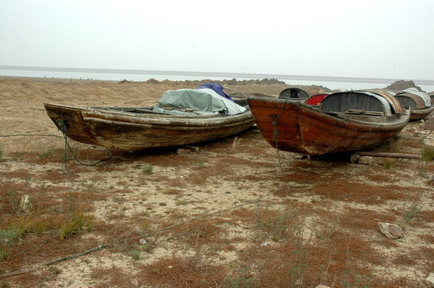 Boats run aground on the dried riverbed of Poyang lake, China's largest freshwater lake, in Duchang county in East China's Jiangxi province, on Jan 3, 2012.