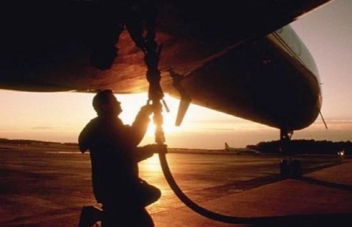 China plans to lower jet fuel prices by 300 yuan per ton next month. [File photo]