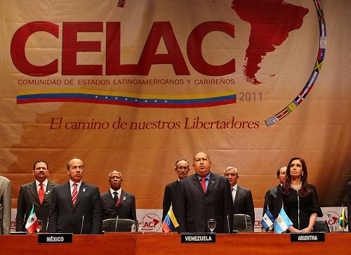 Venezuela's President Hugo Chavez (C) surrounded by Argentina's President Cristina Kirchner (R) and Mexico's President Felipe Calderon (L) during the opening ceremony of the Community of Latin American and Caribbean States (CELAC) summit on December 2, 2011 in Caracas. [Xinhua/AFP] 