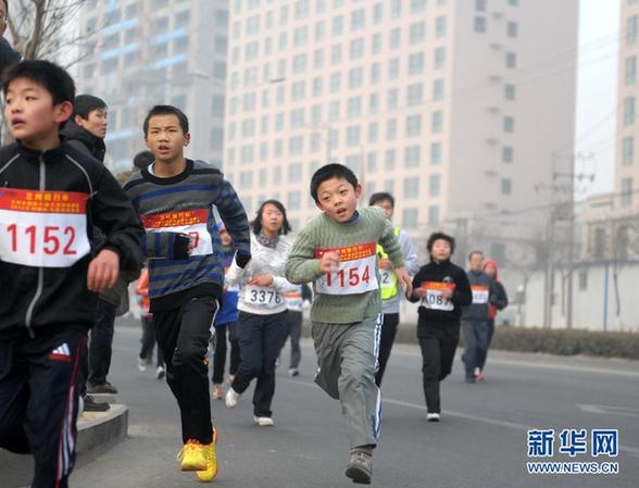 Lanzhou, the capital city of Gansu province, celebrated the New Year by mobilizing about 10,000 citizens, including children and the elderly, into an around-the-city marathon on Sunday, Jan. 1. [Xinhua] 
