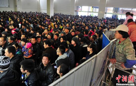 China's railways will carry 235 million passengers during the 40-day Spring Festival travel rush, up 6.1 percent year-on-year. In the picture, people are queuing for tickets at the Changsha Railway Station, Hunan Province. 