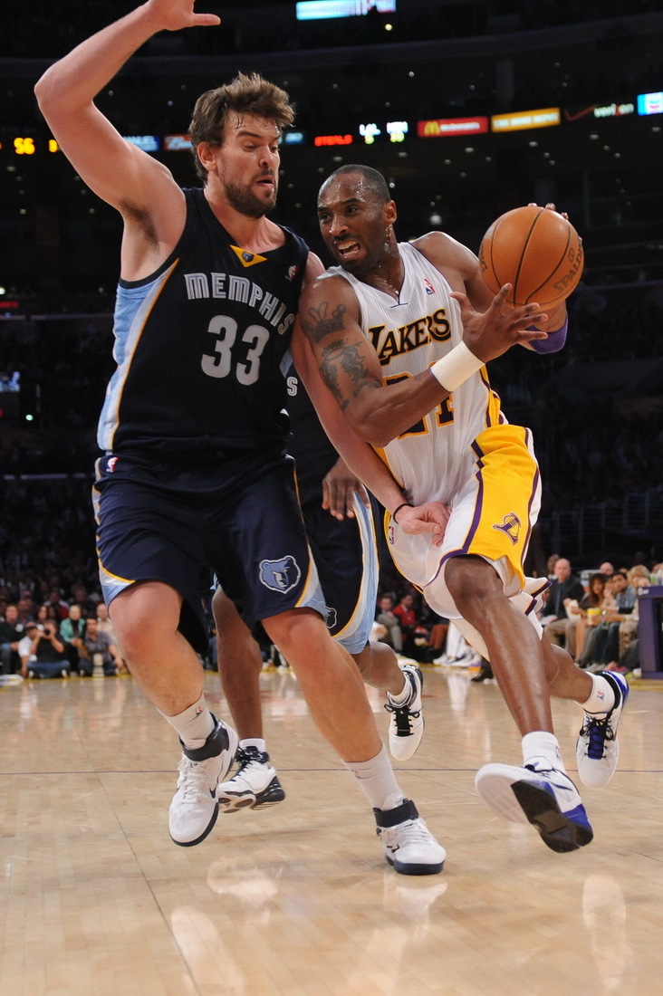  Los Angeles Lakers guard Kobe Bryant puts up a shot as Memphis Grizzlies center Marc Gasol of Spain defends during the second half of their NBA basketball game, Sunday, Jan. 8, 2012, in Los Angeles. [Source:Sina.com]