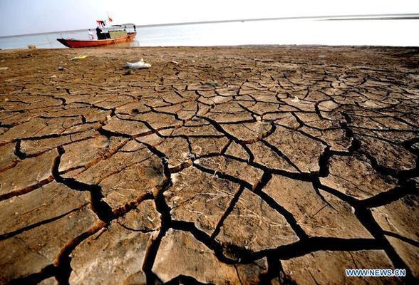 Photo taken on Jan. 6, 2012 shows the parched lakebed of the Yinshan Section of the Poyang Lake in Duchang County, east China's Jiangxi Province. 