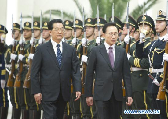 Chinese President Hu Jintao (L) and President of the Republic of Korea (ROK) Lee Myung-bak inspect an honor guard during a welcoming ceremony held for Lee in Beijing, capital of China, Jan. 9, 2012. [Xinhua/Huang Jingwen]