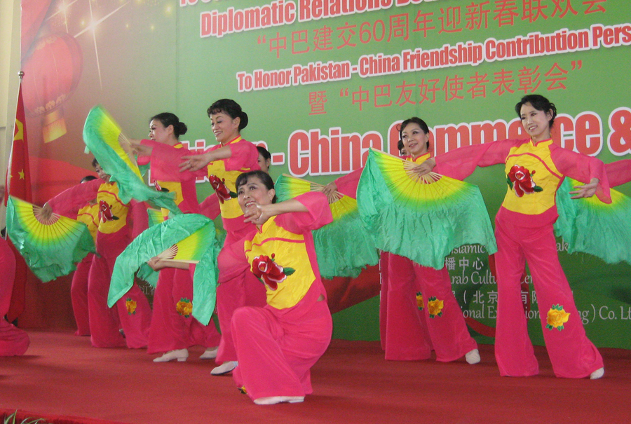 Chinese artists perform during a cultural show which is held to celebrate the 60th anniversary of the establishment of diplomatic relations between China and Pakistan in Beijing, Jan. 11, 2011. [Zhang Ming'ai/China.org.cn] 
