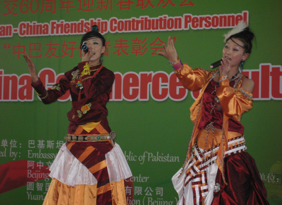 Two Chinese singers sing during a cultural show which is held to celebrate the 60th anniversary of the establishment of diplomatic relations between China and Pakistan in Beijing, Jan. 11, 2011. [Zhang Ming'ai/China.org.cn] 