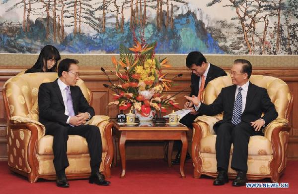 Chinese Premier Wen Jiabao (1st R) meets with President of the Republic of Korea (ROK) Lee Myung-bak in Beijing, capital of China, Jan. 10, 2012. [Xie Huanchi/Xinhua] 