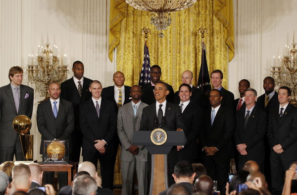 Obama hosts Mavs at White House