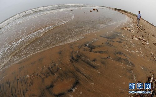 The oil spill pollution in the beach of Laoting, Hebei Province. [File photo] 