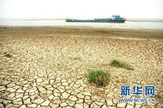 The drought has sharply reduced water levels in Poyang Lake, the country's largest freshwater lake. Photo was taken on Jan. 3 2012. [Xinhua] 