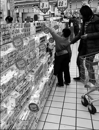 Customers choose soap in a supermarket in Shanghai. So far, about 80 percent of China's chemical consumer products are produced by overseas companies. [China Daily]